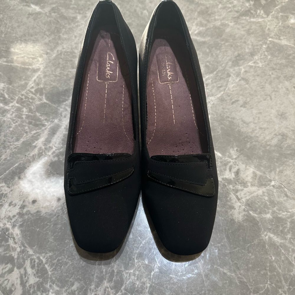 CLARKS EVERYDAY Levee Delta SZ 8.5 Black Suede  Patent Med Heel Pumps ACTIVE AIR